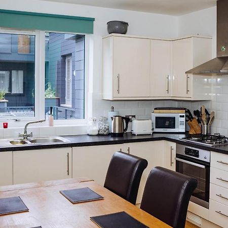 Beautiful, Contemporary 3 Bedroom Apartment Bath Exterior photo