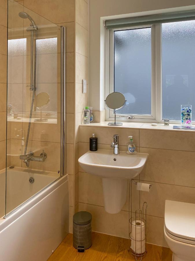 Beautiful, Contemporary 3 Bedroom Apartment Bath Exterior photo