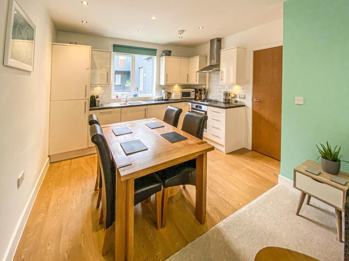 Beautiful, Contemporary 3 Bedroom Apartment Bath Exterior photo