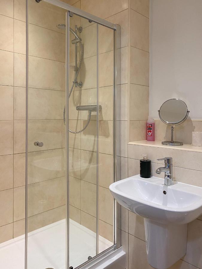 Beautiful, Contemporary 3 Bedroom Apartment Bath Exterior photo