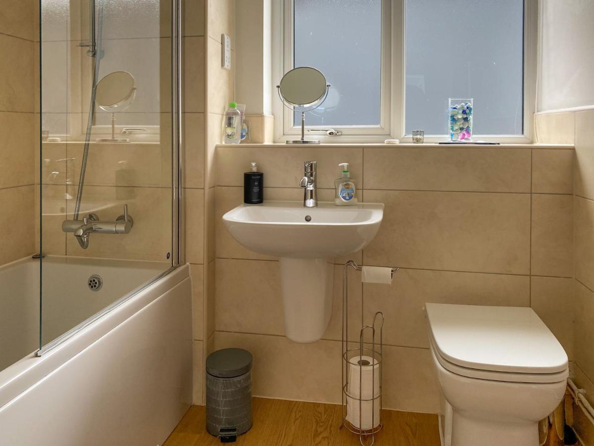 Beautiful, Contemporary 3 Bedroom Apartment Bath Exterior photo