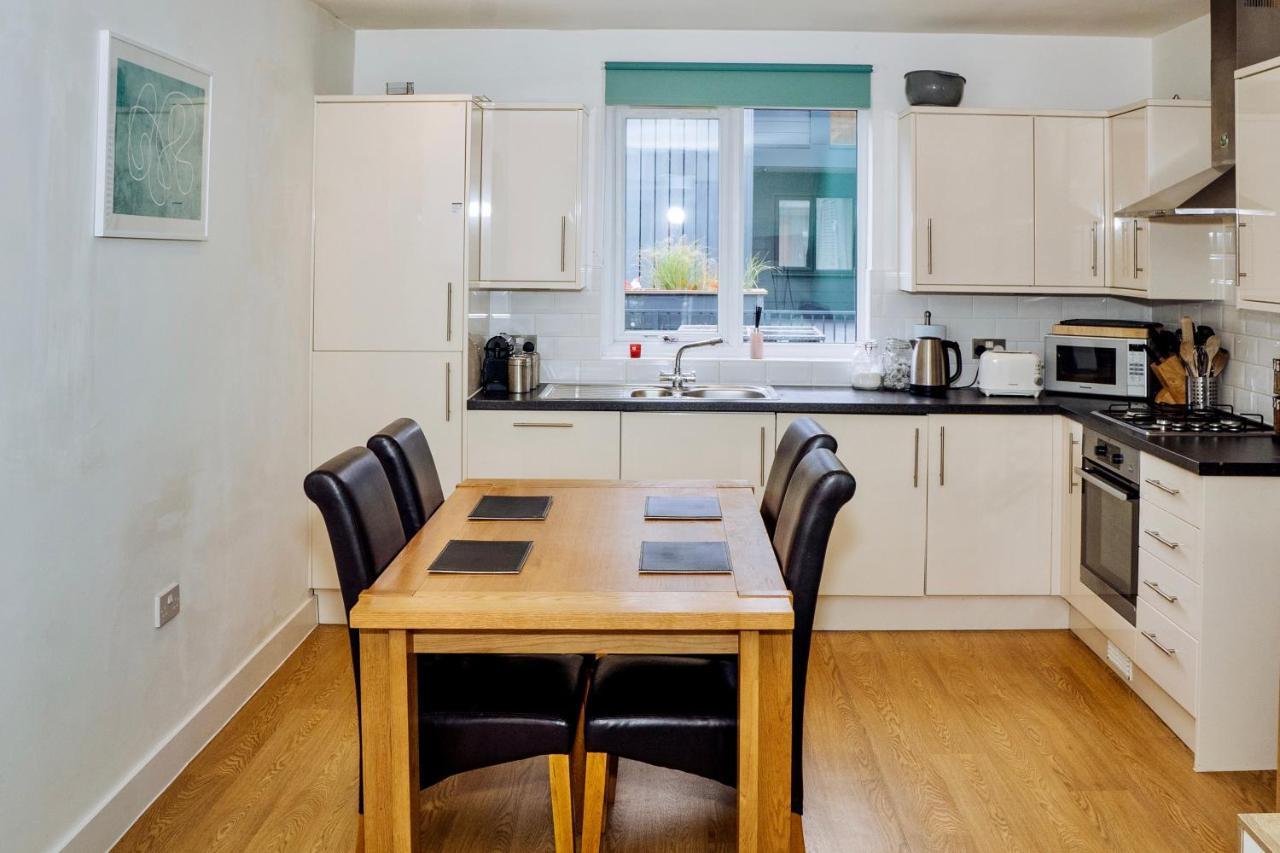 Beautiful, Contemporary 3 Bedroom Apartment Bath Exterior photo