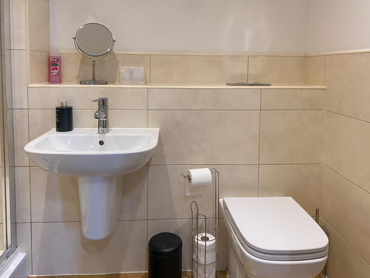Beautiful, Contemporary 3 Bedroom Apartment Bath Exterior photo