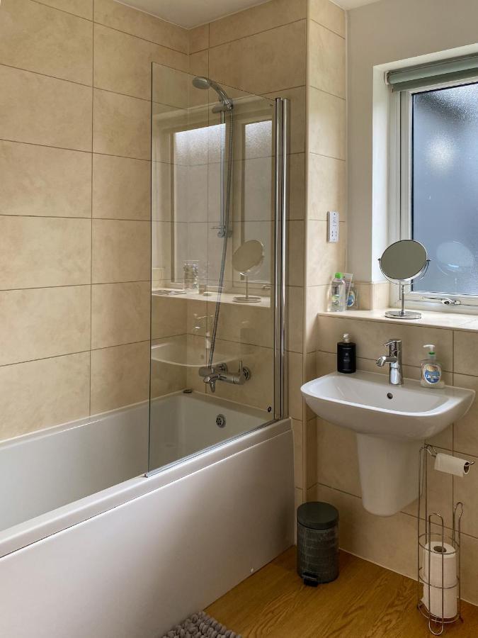 Beautiful, Contemporary 3 Bedroom Apartment Bath Exterior photo